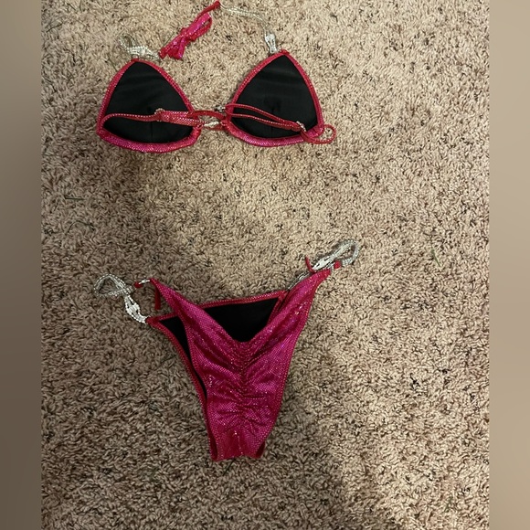 Cranberry competition stage bikini - Picture 2 of 3